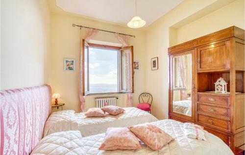 1 Schlafzimmer mit 2 Betten, einer Kommode und einem Fenster in der Unterkunft Bellavista in Cortona