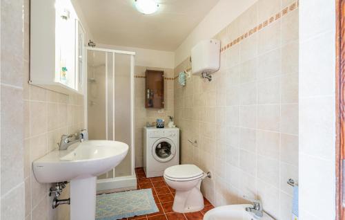ein Badezimmer mit einem Waschbecken und einer Waschmaschine in der Unterkunft Bellavista in Cortona