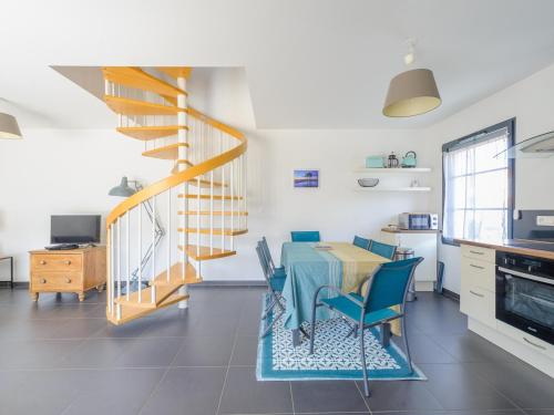 une cuisine et une salle à manger avec une table et des chaises dans l'établissement Maison Angoulins: 6 Pers, Mer à 150m, WIFI, Terrasse, Équipée Bébé - FR-1-535-45, à Angoulins-sur-Mer