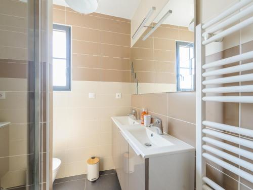 łazienka z umywalką i prysznicem w obiekcie Maison Angoulins: 6 Pers, Mer à 150m, WIFI, Terrasse, Équipée Bébé - FR-1-535-45 w mieście Angoulins