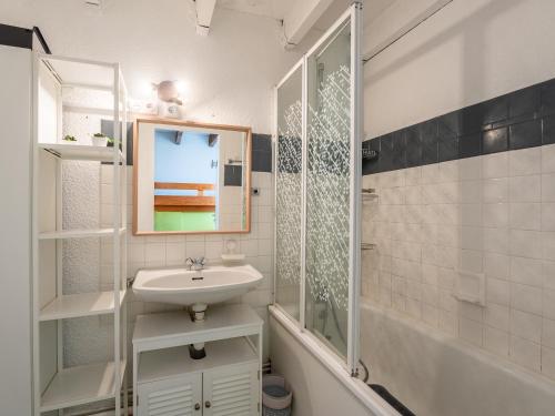 une salle de bain blanche avec un lavabo et une douche dans l'établissement Joli Appartement proche de l'Océan à Biscarrosse - 4 pers - Parking - FR-1-319-502, à Biscarrosse