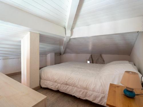 une chambre avec deux lits et une table avec une lampe dans l'établissement Joli Appartement proche de l'Océan à Biscarrosse - 4 pers - Parking - FR-1-319-502, à Biscarrosse