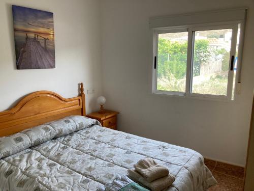 - une chambre avec un lit et une fenêtre dans l'établissement La Casa de Paco el Ventero Los Bolillos, à Almócita