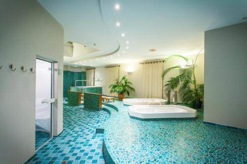 een badkamer met 2 wastafels en een bad bij Hotel Deutscher Hof in Trier