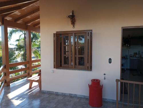 a room with a window on the side of a house at Hospedagem na cidade das flores in Pareci Novo