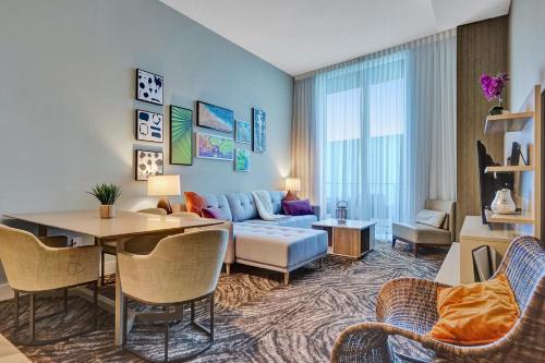 ハリウッドにあるOceanfront Condo Direct Ocean & Beach Club Accessのソファとテーブルのあるリビングルーム