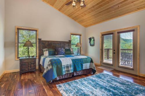 een slaapkamer met een bed en een houten plafond bij Eagles View in Gatlinburg