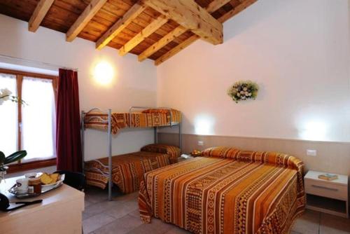 sypialnia z dwoma łóżkami w pokoju w obiekcie Agriturismo Corte La Sacca w mieście Pozzolengo