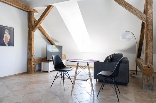 a living room with a table and chairs at Apartmán v lokalitě statku ve Vrhavči in Vrhaveč