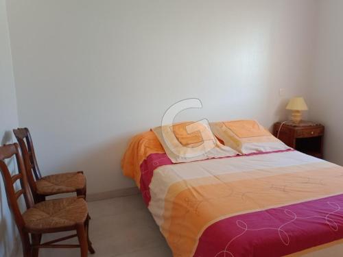 une petite chambre avec un lit et une chaise dans l'établissement Maison de vacances à La Tranche-sur-Mer, 800m plage, commerces à pied, terrasse, parking, 4 pers - FR-1-357-302, à La Tranche-sur-Mer
