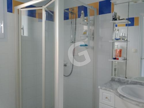 une salle de bain avec douche et lavabo dans l'établissement Maison de vacances à La Tranche-sur-Mer, 800m plage, commerces à pied, terrasse, parking, 4 pers - FR-1-357-302, à La Tranche-sur-Mer