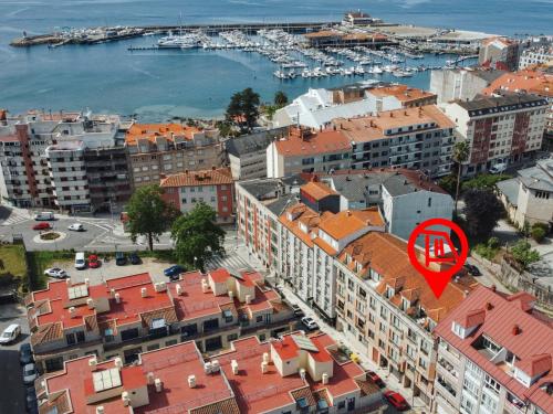 a city with a red arrow on top of buildings at Apartamento Florida EME in Sanxenxo
