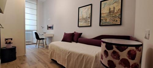 - une chambre avec un lit, un canapé et une table dans l'établissement A casa di Marisa, à Rome