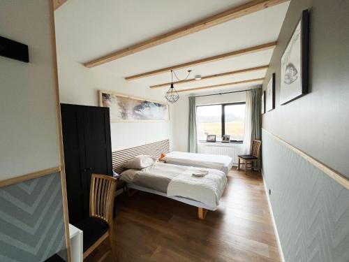 sypialnia z 2 łóżkami i oknem w obiekcie Denmark Outdoor Lodge w mieście Ebberup
