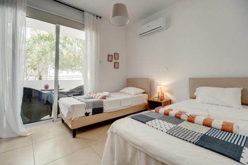 Ένα ή περισσότερα κρεβάτια σε δωμάτιο στο SunnyVillas: 2BR Mythical Apt*Swimming Pool*AK04