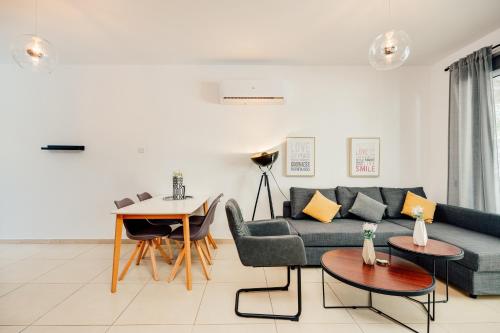 Χώρος καθιστικού στο SunnyVillas: 2BR Mythical Apt*Swimming Pool*AK04