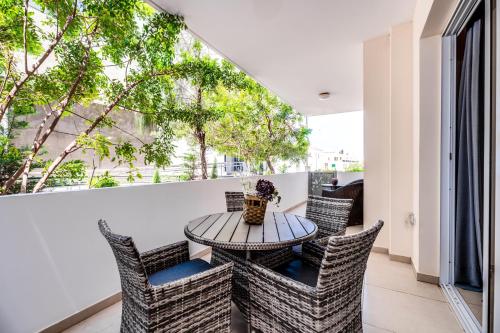 Μπαλκόνι ή βεράντα στο SunnyVillas: 2BR Mythical Apt*Swimming Pool*AK04