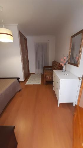 een woonkamer met een bed en een dressoir bij Amorosa Beach Sun And Sea in Viana do Castelo