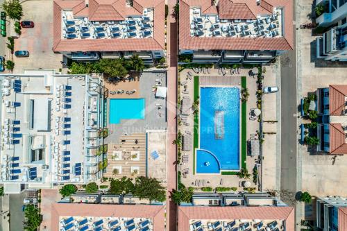 Πισίνα στο ή κοντά στο SunnyVillas: 2BR Mythical Apt*Swimming Pool*AK04