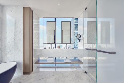 ein Bad mit einem Waschbecken und einem Spiegel in der Unterkunft The Ritz-Carlton, Mexico City in Mexiko-Stadt