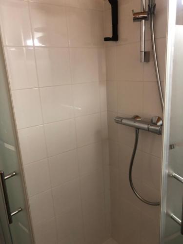 a bathroom with a shower with a glass door at Hôtel la Kinkerne in Morzine