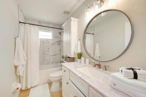 uma casa de banho branca com um lavatório e um espelho em Pet-Friendly Naples Vacation Rental with Fire Pit! em Naples