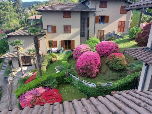 una vista aerea di una casa con giardino fiorito rosa di Terrazza sulle Isole Design&View a Stresa