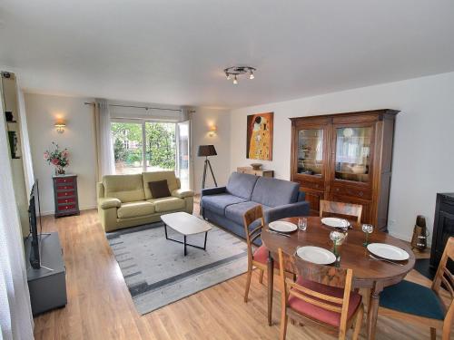 Appartement spacieux à Colmar avec terrasse, garage privatif, proche centre et gare - FR-1-722-2