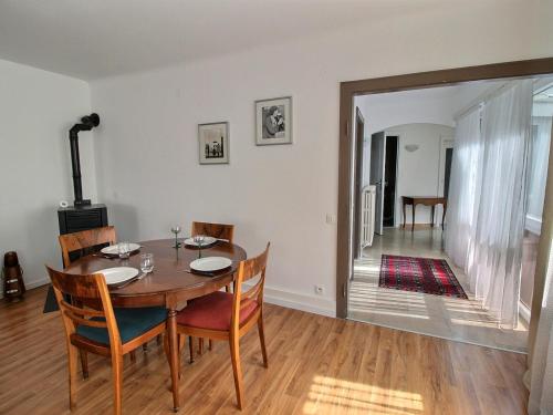 une salle à manger avec une table et des chaises dans l'établissement Appartement spacieux à Colmar avec terrasse, garage privatif, proche centre et gare - FR-1-722-2, à Colmar