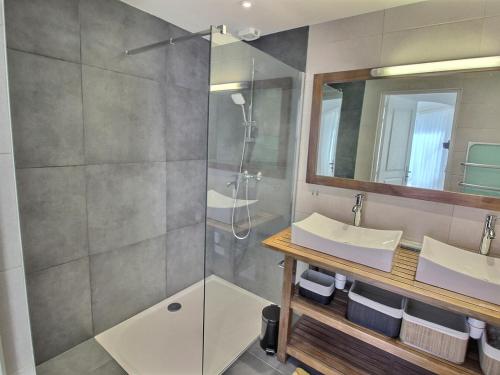 een badkamer met 2 wastafels en een douche bij Appartement Colmar, 2 pièces, 4 personnes - FR-1-722-2 in Colmar