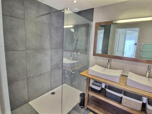 une salle de bain avec deux lavabos et une douche dans l'établissement Appartement spacieux à Colmar avec terrasse, garage privatif, proche centre et gare - FR-1-722-2, à Colmar