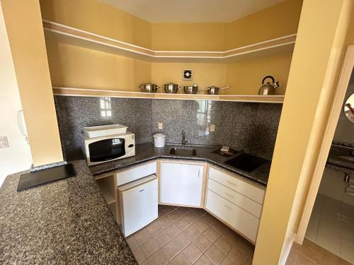 Una cocina o zona de cocina en Golfinhos Apart Hotel