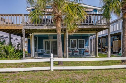 una casa rodeada de un porche con palmeras en Below Deck Beach House Walk to the Ocean!, en Myrtle Beach