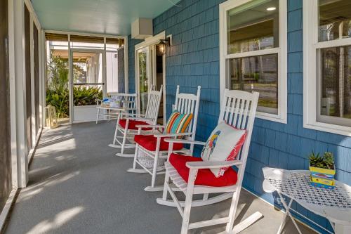 Imagen de la galería de Below Deck Beach House Walk to the Ocean!, en Myrtle Beach
