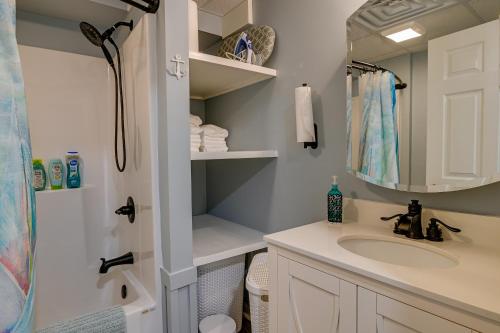 Un baño de Below Deck Beach House Walk to the Ocean!
