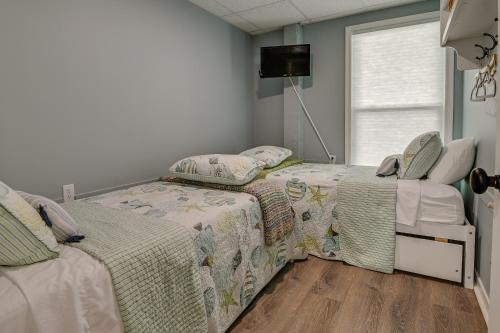 Cama o camas de una habitación en Below Deck Beach House Walk to the Ocean!