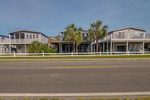 una fila de casas al lado de una carretera en Below Deck Beach House Walk to the Ocean!, en Myrtle Beach