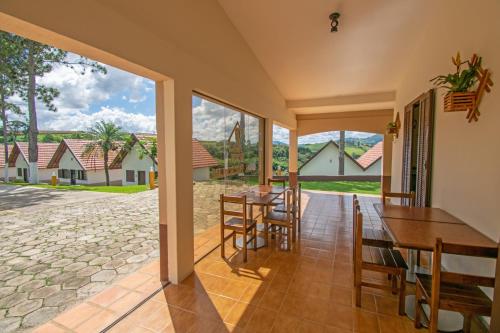 Taman di luar Hotel Dona Paschoalina