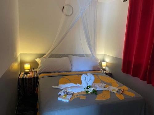 een slaapkamer met een bed met bloemen erop bij Chez Here - Ata in Faie