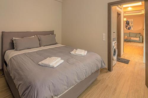 una camera da letto con un letto e due asciugamani di Ventiri Suite 2 ad Atene