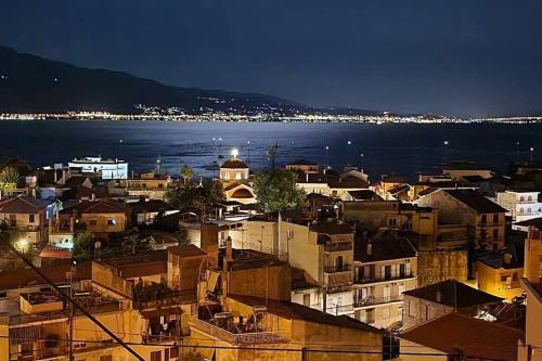 ナフパクトスにある360ᵒ Lepanto Apartmentの水辺の夜景