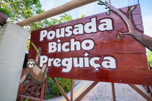 a sign that reads pucadia bibliota peoria at Pousada Bicho Preguiça in Pipa