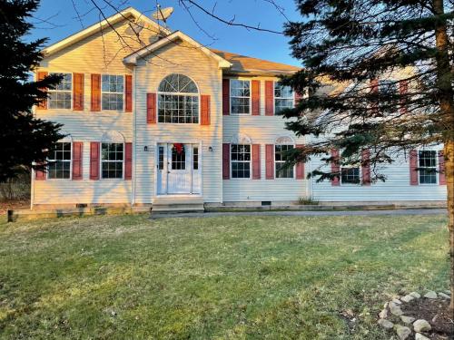 Imagen de la galería de Modern Poconos home, game room, pool, waterparks, en Albrightsville
