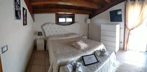 ein Schlafzimmer mit einem großen Bett in einem Zimmer in der Unterkunft B&B Villa Lucari in Comiso