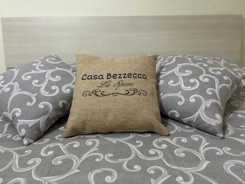 ein Bett mit zwei Kissen darüber in der Unterkunft Casa Bezzecca La Spezia in La Spezia