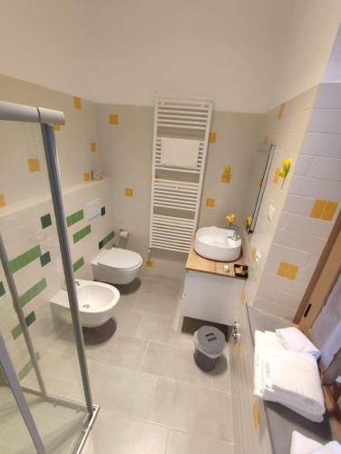 uma casa de banho com 2 lavatórios e 2 WC em Il glicine - Primula em Paciano