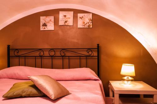 sypialnia z łóżkiem z łukiem powyżej w obiekcie Casa Basile w mieście Modica