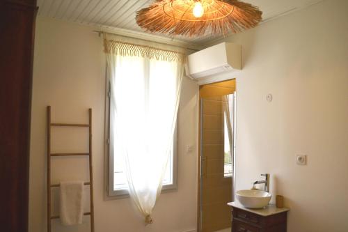 Ванная комната в Villa, piscine, jardin, barbecue, proche centre