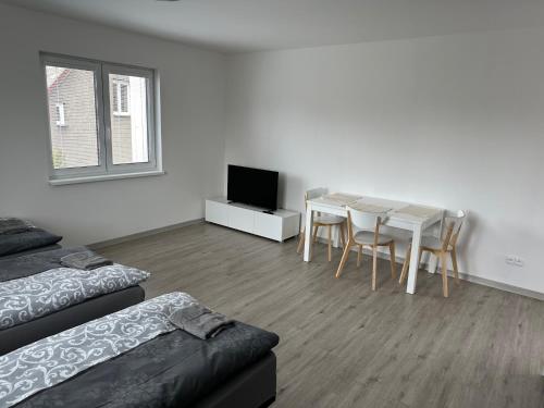 オストラヴァにあるApartmány Liberty Ostravaの白い部屋(テーブル付)とダイニングルーム