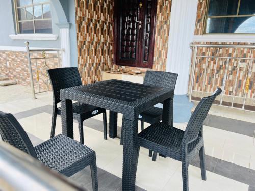 czarny stół i krzesła na patio w obiekcie Apt001 w mieście Okinni
